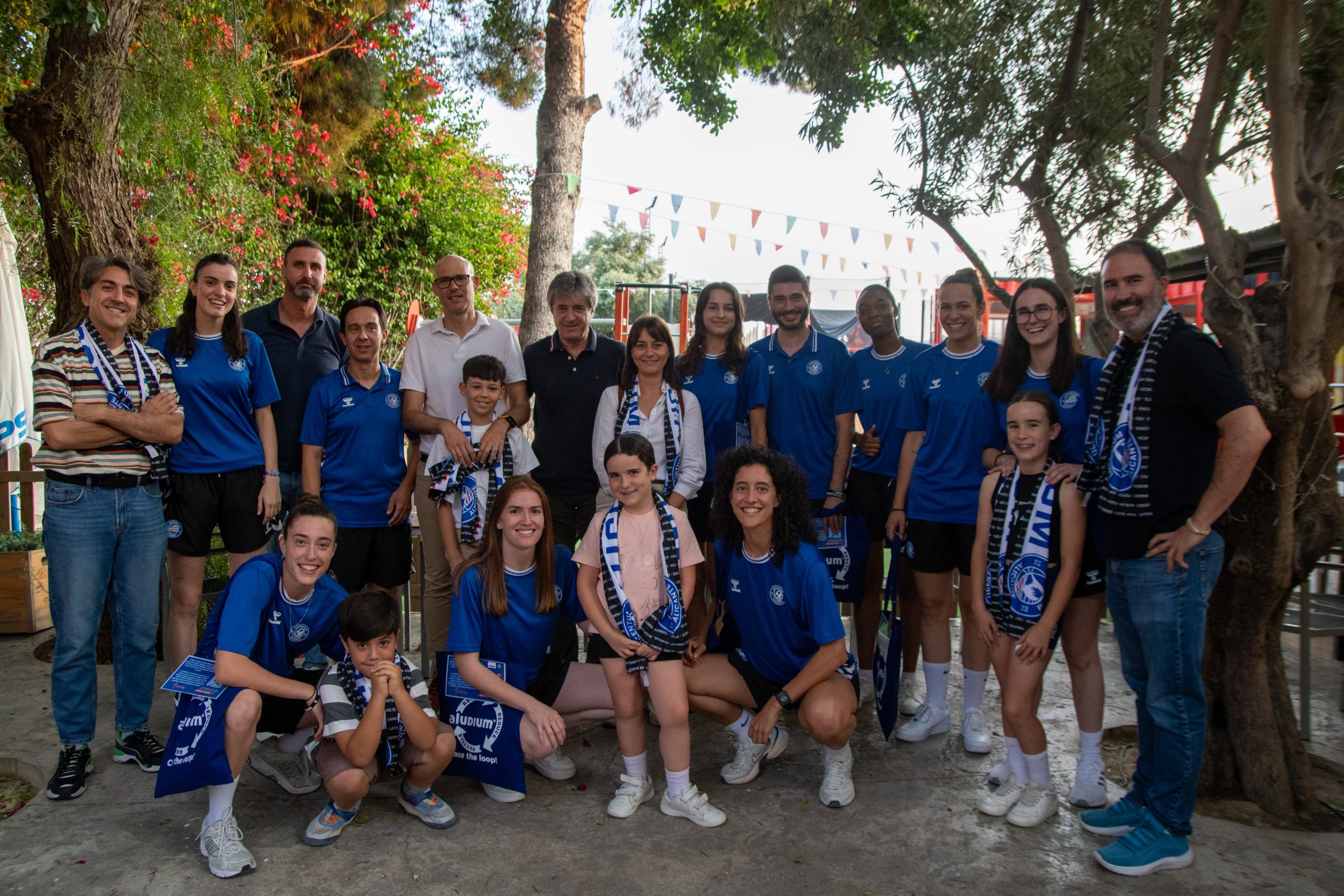 ALUDIUM reconoce la magnífica temporada del equipo femenino en un acto con directivos, jugadoras y técnicos
